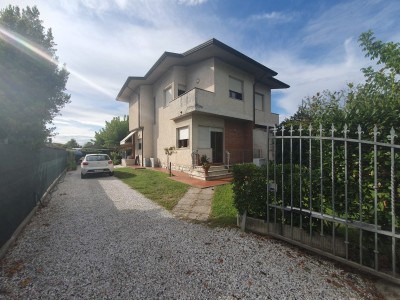 Lucca-Pietrasanta-Marina di Pietrasanta Semi-indipendenti Porzione bifamiliare
